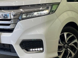 【LEDヘッドライト】悪天候や夜間走行時も良好な視界を確保し安心して運転できる高輝度LEDヘッドライトを装備!点灯速度が早く、消費電力も抑えられています。