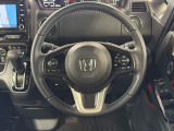 ハンドルにHondaセンシング系のクルーズコントロールやレーンキープアシストなどのスイッチと、オーディオの操作スイッチが装備されています。ハンドルから手を離さず安全に操作できます。