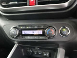 オートエアコンで車内の温度管理も自動調整で行ないますのでらくらくです!安心して運転に集中できます!!