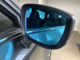 【ブルーミラー】日光や後続車のヘッドライトによる眩しさを軽減。さらに親水コーティングが施され雨の日の水滴の付着を防いでミラーを見やすくします。