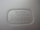 サイドカーテンエアバックシステムは、側面衝突時に大人から子供までさまざまな体格の乗員の頭部や頚部を広範囲で保護。特にセンターピラーへの頭部衝突を防ぐ展開性能を実現しています。