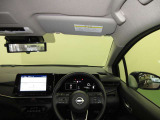 ドライバー目線で、使いやすく安全操作性と良好な視界を実現した運転席です。