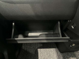 車検証入れになどにも使える便利な収納BOXあります。