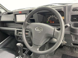 運転席まわりです。 各操作スイッチは使いやすい位置に配置されてます。