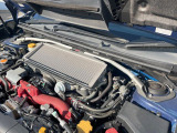【STIタワーバー】お車の剛性を高めるタワーバーを装備。よりスムーズなコーナリング走行が可能となり、走りも楽しめます。