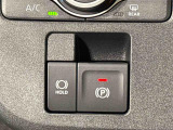 指先だけで簡単に操作が可能な電動パーキングブレーキを採用。「HOLD」スイッチを押すと、渋滞や信号待ちなどでブレーキペダルから足を離しても、ブレーキを保持するので安心です