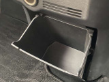 車内に持ち込んだ小物やドリンク食べ物がきちんと片付く収納も充実です。こちらは、大容量のインストセンターロアBOXになります。CDや袋を取り付けてダストBOX等に使えます。