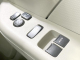 【電動格納ミラー】サイドミラーは電動格納式となっており、狭い駐車場でもキズがつくリスクを抑えられます。