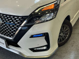 前方や対向車部分だけ切り分けてハイビームになるアダプティブLEDヘッドライトです。