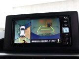車体の前後左右に設置されたカメラにより、リアルタイムで安全確認ができるところが大きな魅力。十字路や駐車場、狭い路地での走行など、死角ができやすい場面で力を発揮します。