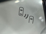 【ブラインドスポットモニター】走行中、ドアミラーの死角になりやすい箇所に後続車が接近するとサイドミラーのレンズに警告を表示!ドライバーに注意喚起をしてくれます。