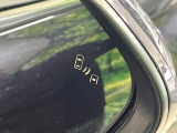 【ブラインドスポットモニター】走行中、ドアミラーの死角になりやすい箇所に後続車が接近するとサイドミラーのレンズに警告を表示!ドライバーに注意喚起をしてくれます。