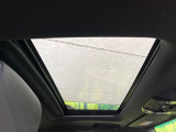 【サンルーフ】開放感たっぷりの希少装備、サンルーフが装着されています!車内に明かりを取り入れたり景色を楽しむ以外にも、車内の空気も簡単に換気できて快適です!