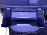 足元部分にはちょっとした小物を入れるのに便利な収納BOXもあります。