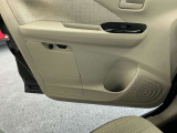 ドアポケット〈助手席〉(ボトルホルダー、車検証収納ボックス付)が付いています。
