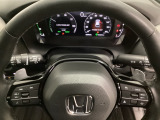ステアリングホイール・後ろの減速セレクターは、左右に取り付けられた2つのパドルスイッチで減速の強さを調整。 左側の「-」を操作すると減速を強く、右側の「+」を操作すると減速を弱くすることができます。