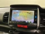 リバースギアに入れるだけで後方の表示へ切り替わります。夜間や雨の日の駐車も楽になりますよ。