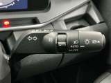 【オートライト】車のセンサーが周囲の明るさを感知し、自動でヘッドライトを点灯・消灯する機能です。この機能は夕暮れ時の交通事故が多い時間帯の安全性を高めてくれます。