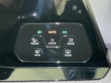 タッチコントロール。ライト機能やアシストシステムなどのスイッチを、指先で触れることによりスムーズに操作できます。