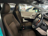 運転席の画像です。足元やシートまわりに余裕があり、リラックスした姿勢で運転が可能です。視界も良好で操作系へのアクセスもしやすく、快適で安心感のあるドライブをサポートします。