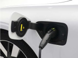 専用コードを接続するだけで簡単に充電が行えます。プラグインハイブリッドモデルは、走行中の充電のほか、自宅などに設置された充電機器からの充電が可能です。