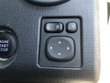 電動格納式ドアミラー付き。 狭い駐車場へ停めた時に、ボタン1つで左右のミラーをたたむ事ができます。