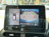 【アラウンドビューモニター】周囲を見渡せる映像で、スムースな駐車をサポートします