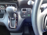 【eコンスイッチ】低燃費運転をサポートするECONモード。スイッチをONすると、エンジンやトランスミッション、A/Cなどを協調制御し、燃費の向上に貢献。エコドライブの効果を高めます。