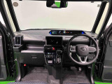 360&deg;UV&IRカット機能ガラス採用。見易い計器類と運転し易いレイアウトのドライビングポジションは、極細Aピラーの採用で視角も少なく前方&左右の見切りが良く安心して運転できます。