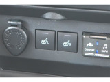 運転席と助手席にシートヒーターが付いています。