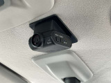 【ドライブレコーダー/車室内】車室内カメラによる車内および車側面の撮影記録が駐車時の安心を高めるとともに、走行中の幅寄せ対策や後方撮影(リヤガラス越し)にも対応しています。