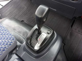 【デュアルクラッチ式AMT】AT限定運転免許にも対応!!デュアルクラッチとクロスレシオの組み合わせにより、トルク抜けなく適切な駆動力!エンジン回転数の上昇を抑え早めの自動変速で優れた燃費と動力性能を両立!