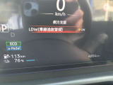 見やすいスピードメーターと中央にはモニターがあり車の設定やタイヤのアングル確認もできます!!