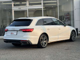 Audiのリヤディフューザーは、車両の後方での空気の流れを整え、乱流を減少させることで、走行安定性を向上させます。またスポーティで洗練された外観を提供し、全体のスタイルに一体感を持たせます。