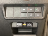 Hondaセンシング用の、VSA解除と路外逸脱抑制機能のオンオフスイッチなどはハンドルの右側に装備しています。その下にETC2.0がついています。高速道路の料金所の通過も楽々です。