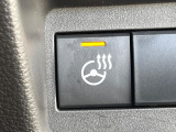【ステアリングヒーター】冬場に冷たくなりやすい革巻きステアリングを、スイッチ一つで素早く適温に!エアコンよりも早く温まってくれるので、寒い日の運転も快適になりますね♪