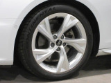 全車両に標準装備の純正アルミホイールは、純正ならではのバランスの良いデザインと、走行安定性をお楽しみ頂けます。