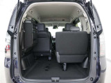 3列目シートは左右独立で収納することができます。5人乗車状態でより多くの荷物を積むことができます。