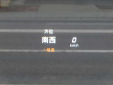 フロントガラスに情報を投影するヘッドアップディスプレイ(HUD)装備!!目線の移動が少なく、高速道路では特に重宝します。