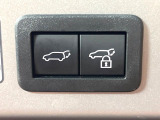 【パワーバックドア】スマートキーや運転席のボタンを押すだけでリアゲートが自動で開閉します!荷物を持っている時や、高い位置にあるバックドアを閉める際に便利な機能です♪