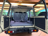 積み下ろしのしやすいデッキにはたっぷりと荷物を積み込んでいただけます。遊びから仕事まで、様々なシーンで頼れます♪