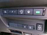 運転席からオートスライドドアの操作ができます。