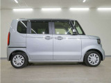 リアには左右スライドドアを採用。狭い駐車場でも開閉しやすく、強風の日でもドアが煽られにくくなっております。小さなお子さまやご年配の方も安心して乗り降りできます。