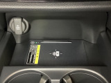 センターコンソールにはワイヤレス充電器を装備してます。Qi(チー)規格対応のスマートフォンなどを置くだけでワイヤレスで充電可能です。またスマートフォンの充電可能なUSB端子なども別途装備しています。