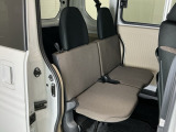 ダイブダウンできるリヤシートは簡単に荷室を広げることができます