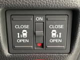 【両側パワースライドドア】スマートキーや運転席のスイッチで後席両側スライドドアの開閉が可能♪電動だから力を入れてドアを開ける必要が無く、小さなお子様でも簡単に開け閉めでき快適です♪