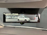 車両後方のカメラ映像をミラー面に投影します。社内の状況や天候に左右されずいつでもクリアな後方視界が得られます。