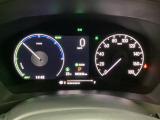 ハイブリット車専用のメーターです。右側の大型スピードメーターに加え、ステアリングスイッチを使って左のマルチインフォメーション・ディスプレイで燃費や動力伝達などの情報が見れるようになっています。