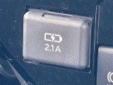 【スマホの充電も安心!】充電用USBポートを装備!長距離ドライブやナビアプリの使用時もバッテリー切れの心配ありません♪