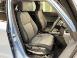 乗降がしやすい運転席。高さが調節できて小柄な方でも運転しやすいポジションをとることができます。